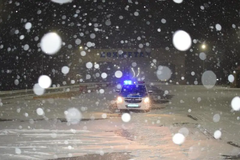 Более 500 автомобилей скопилось из-за непогоды на блокпостах в Акмолинской области