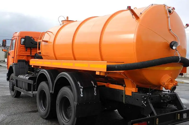 Ассенизатор сливал нечистоты в центральную канализацию в Алматы: водитель наказан