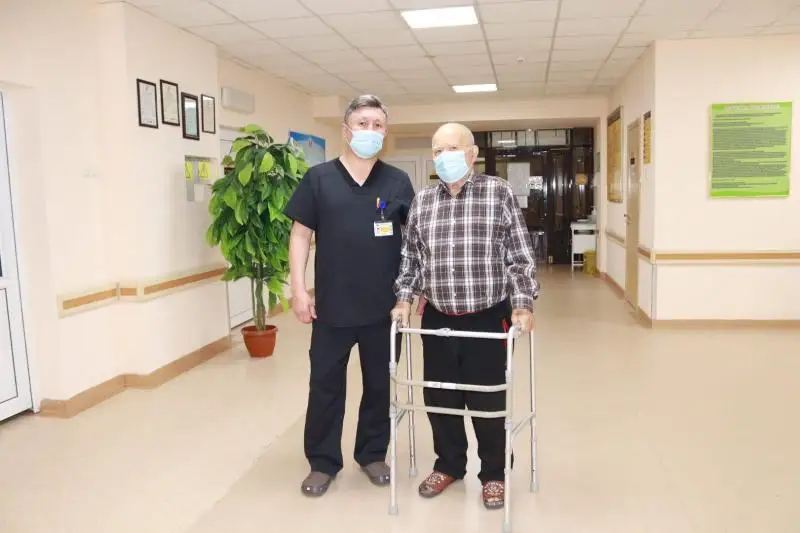Almatylyq dáriger patsıenttiń qos tizesine bir mezgilde ota jasady