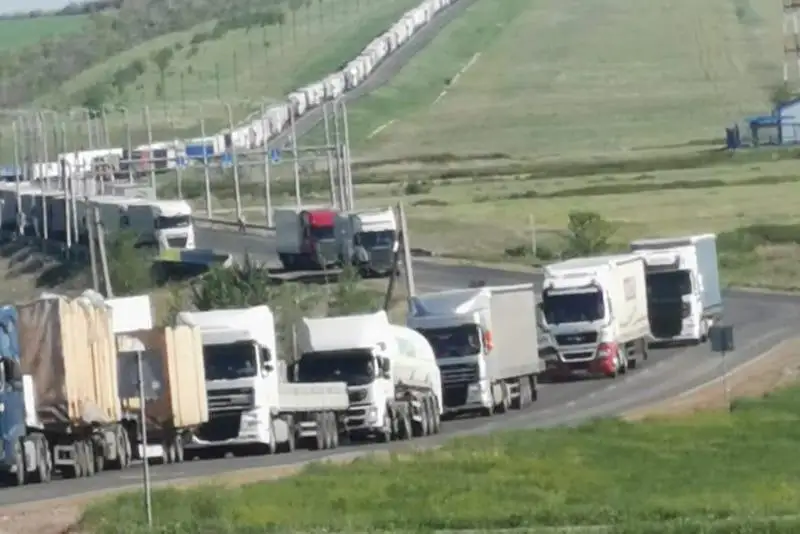Более 300 авто скопилось на казахстанско-российской границе