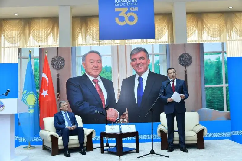 Almatyǵa Túrkııanyń eks-prezıdenti Abdýlla Gúl keldi