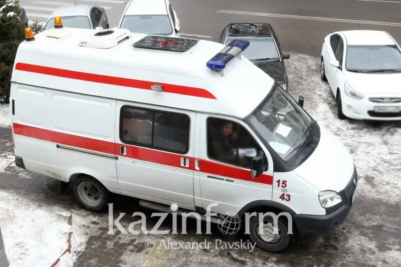 Aqtóbede eki áıeldi kólik qaǵyp ketti