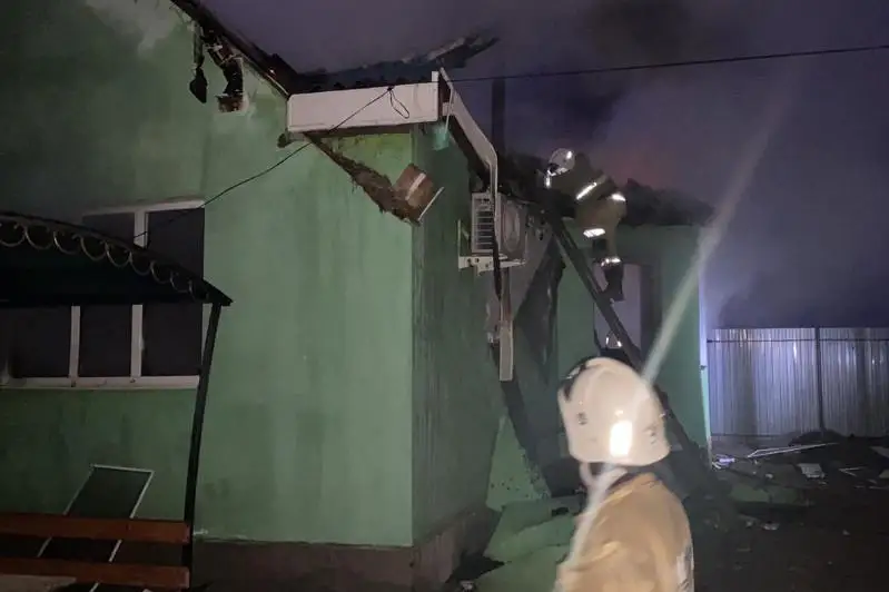 Три человека пострадали от хлопка газовоздушной смеси в Атырау