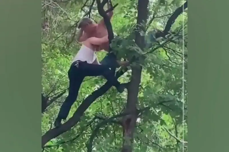 Операцию по спасению мужчины сняли на видео в Алматы