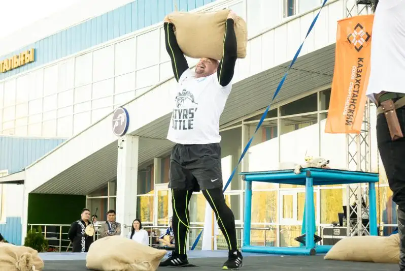 Казахстанские силачи повторили легендарное выступление Кажымукана