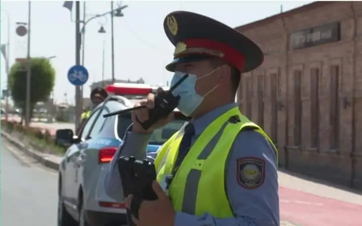 Túrkistan polıtseıleri 9 jasar qyzdy anasymen qaýyshtyrdy
