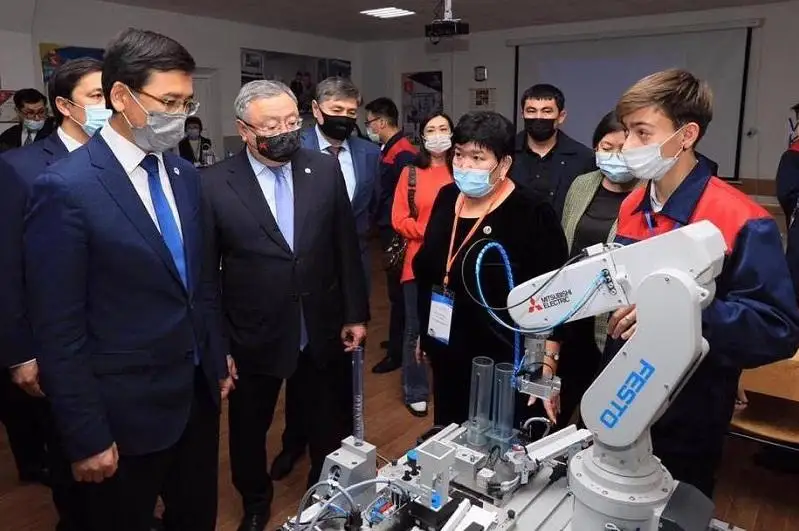 Асхат Аймагамбетов посетил соцобъекты в Актюбинской области