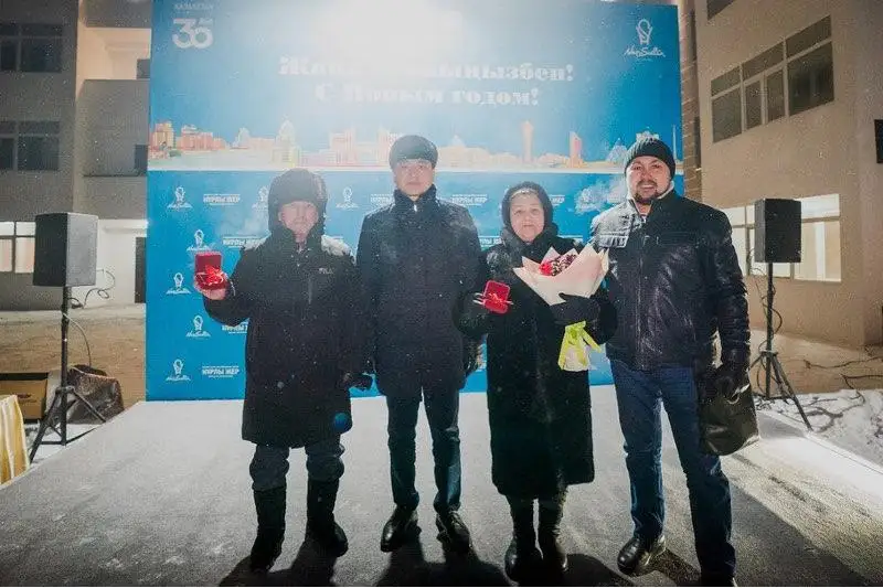 Аким Нур-Султана вручил ключи от квартир очередникам