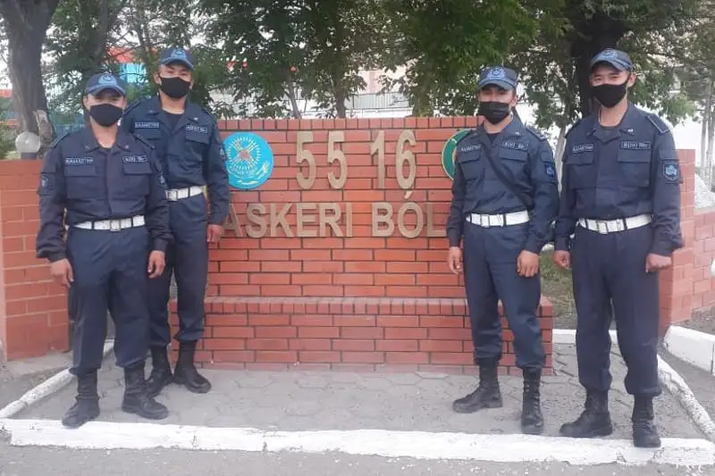 Гвардейцы потушили дымящийся трамвай в Темиртау