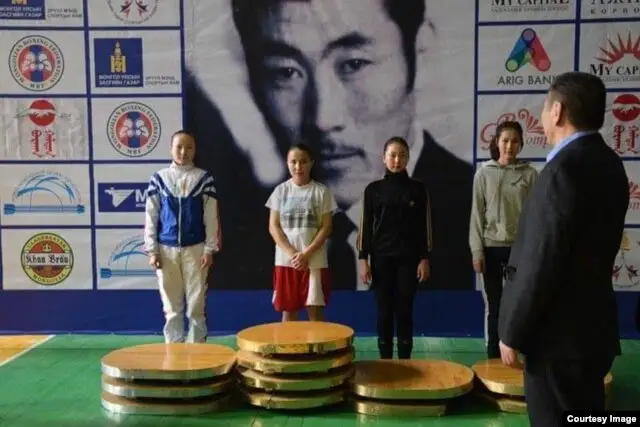 Нұржамила Батырбекқызының (сол жақтан екінші) жеңіс тұғырына көтерілер сәті. Улаанбаатар, Моңғолия жасөспірімдер біріншілігі, 2016 жылдың ақпаны. Сурет боксшының жеке архивінен алынды.