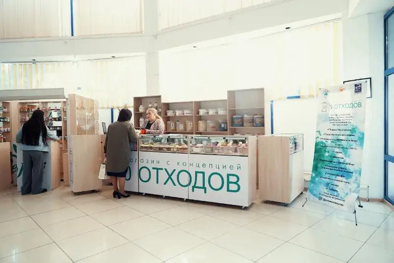 Atyraýlyq belsendi «Nóldik qaldyqtar» uǵymyndaǵy dúken jobasyn iske qosty