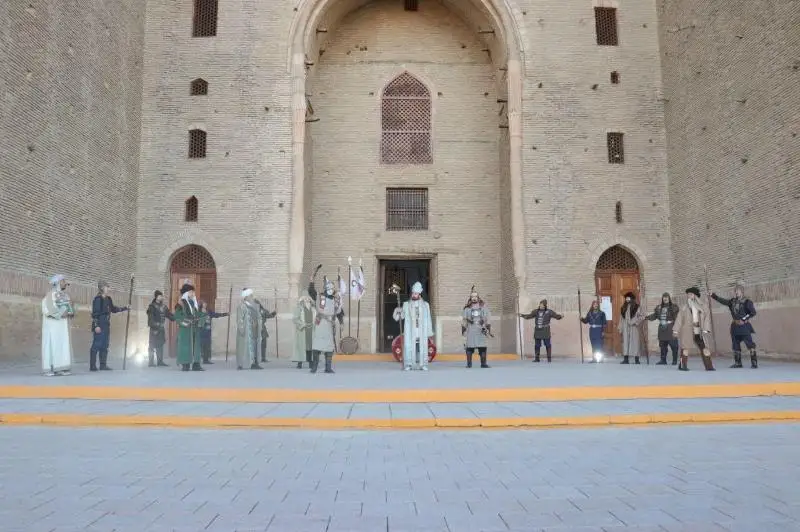 Театрализованный ритуал поднятия хана провели в Туркестане к Международному дню музеев