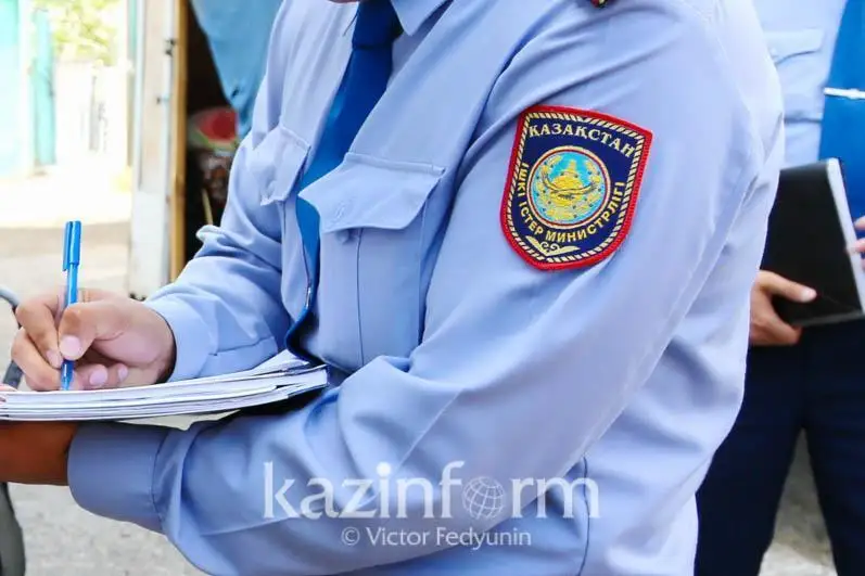 Semeıde áıel men onyń eki balasyn qaǵyp ketken kólik júrgizýshisi izdestirilýde