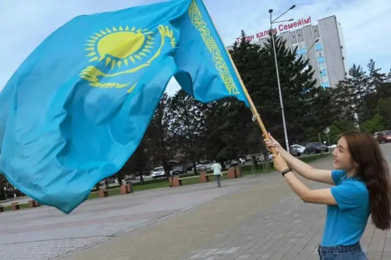 Патриотические челленджи прошли в ВКО в День госсимволов