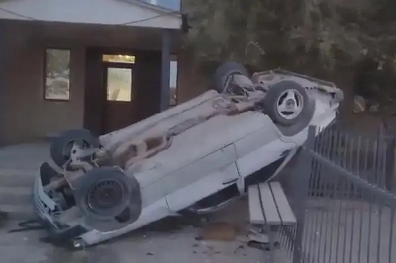Из-за лопнувших колес автомобиль перевернулся у крыльца гостиницы в Мангистауской области
