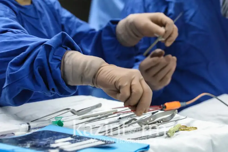 Онкологи из Алматы спасли мужчину от инвалидности