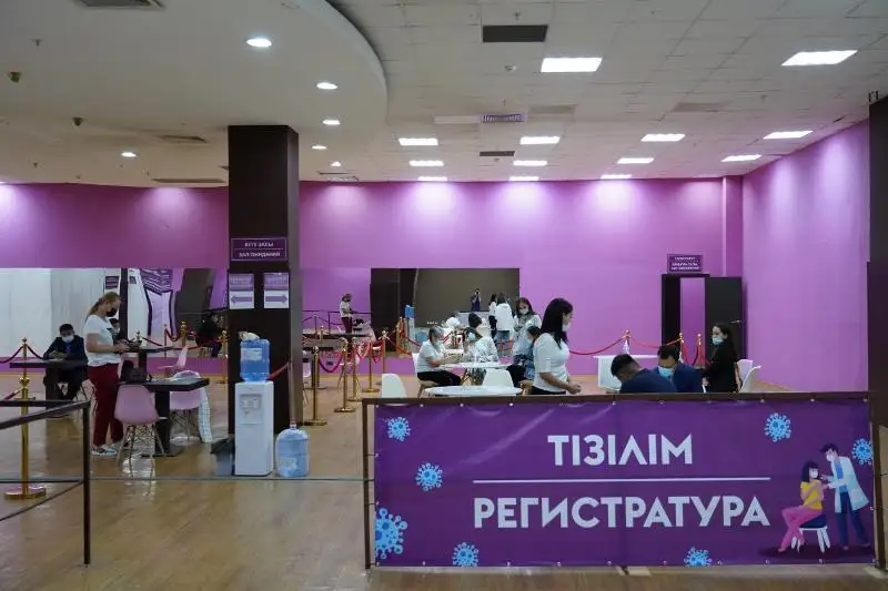 Подарки для вакцинированных раздают в торговом центре столицы