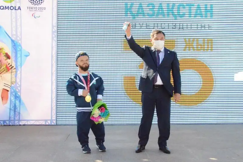 Автомобиль и квартиру подарили паралимпийскому чемпиону Давиду Дегтяреву