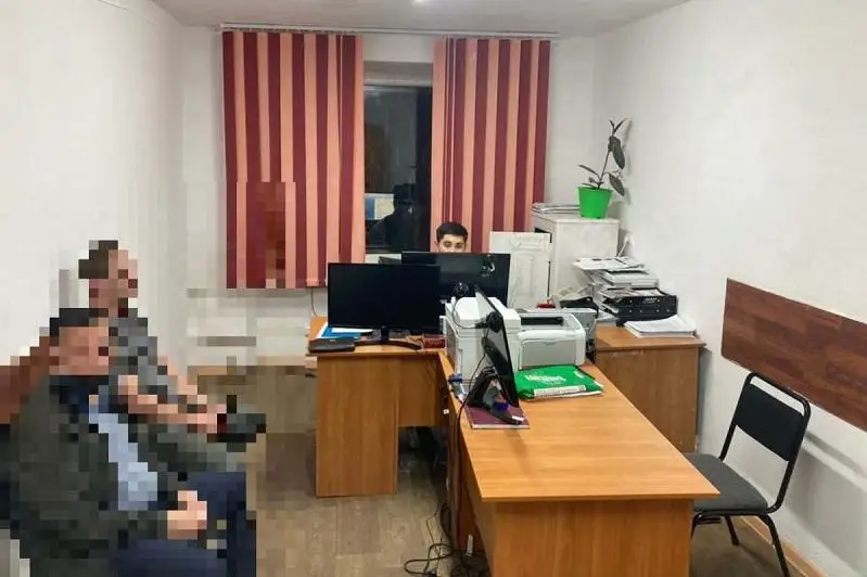 Кызылординец напал на полицейских из-за эвакуации его авто на штрафстоянку