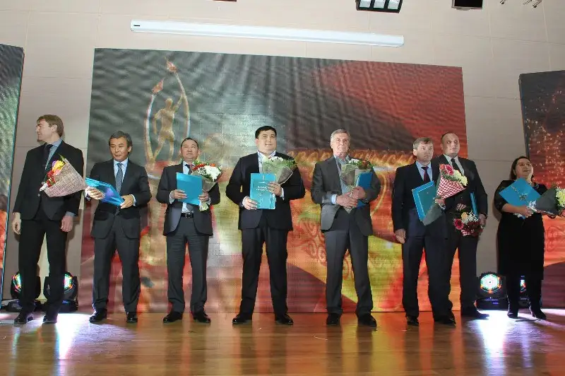 спортсменов 