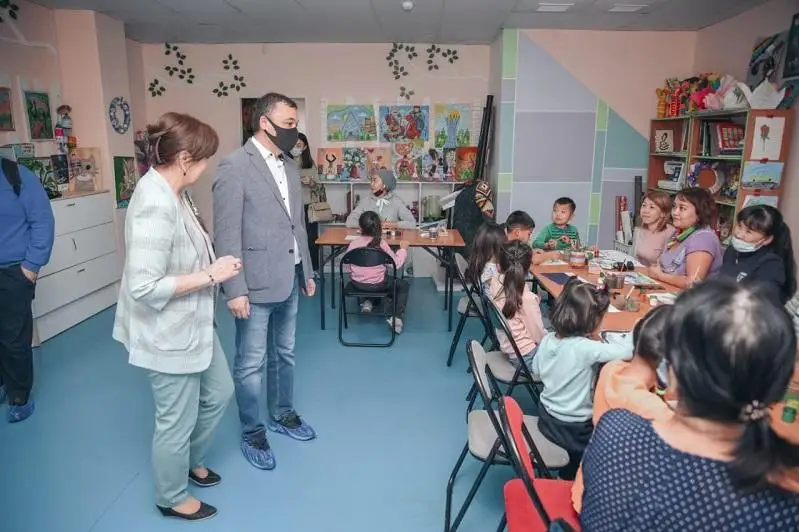 Аскар Умаров посетил дворовый клуб и Центр социально-психологической поддержки в столице