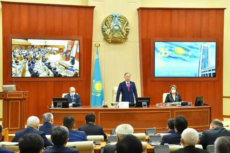 Nurlan Nyǵmatýlın Táýelsizdiktiń 30 jyldyǵyna oraı májilismenderge memnagradalar tapsyrdy