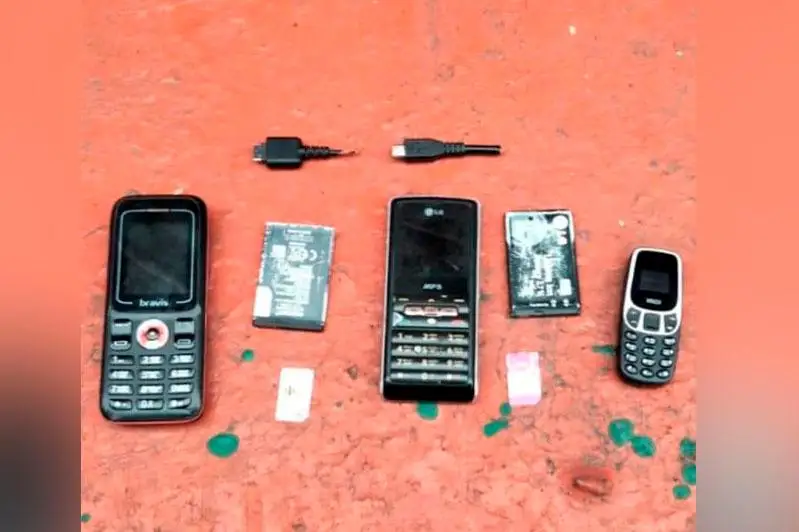 SQO-da kolonııa aýmaǵyna birneshe uıaly telefon kirgizbek bolǵan kólik júrgizýshisi ustaldy