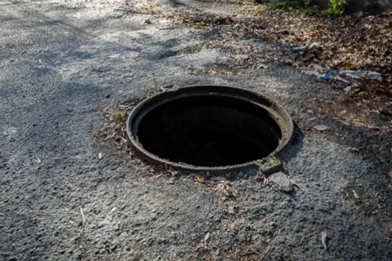 Двое рабочих отравились ядовитыми парами в техколодце в Костанае