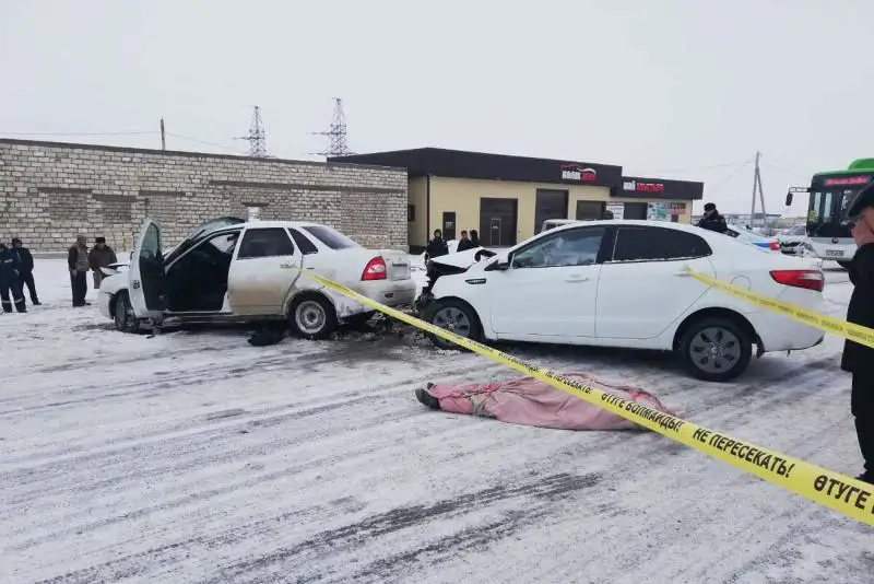 Три легковушки столкнулись в Атырауской области: один человек скончался