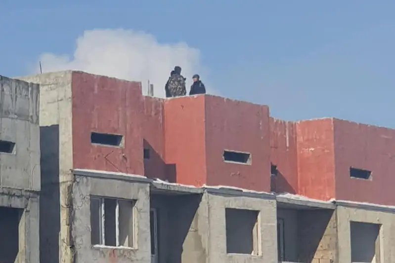 Almatyda polıtsııa qyzmetkeri qaraýsyz qalǵan qurylys nysanynan qulap ketti