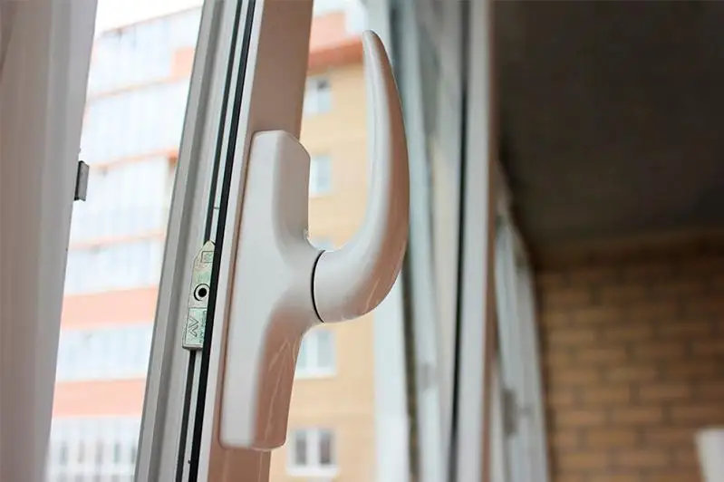 Четырехлетний ребенок выпал из окна пятого этажа в Таразе