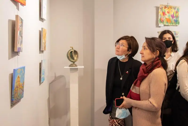 Более 100 работ представили художники на выставке в Алматы