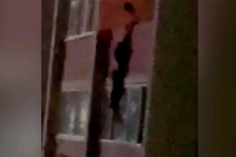 В Уральске женщина едва не сорвалась с балкона многоэтажного дома