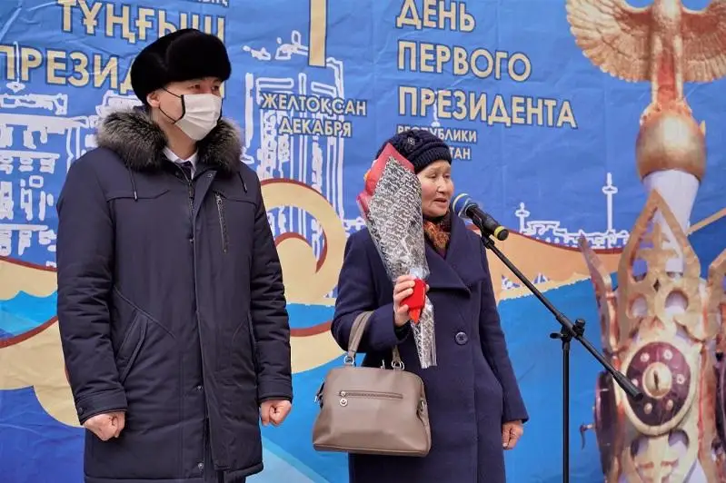 Astanada 8 jyl kútken «Jeti jol» turǵyn úı kesheniniń úleskerleri páter kiltin aldy