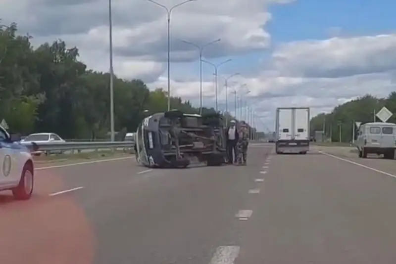 Машина скорой помощи перевернулась на трассе в СКО