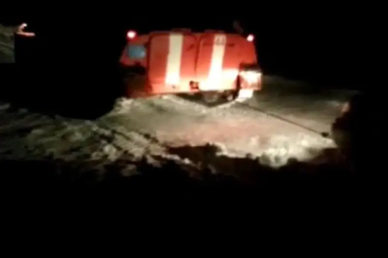 Попавших в снежный перемет пассажиров микроавтобуса спасли в ВКО