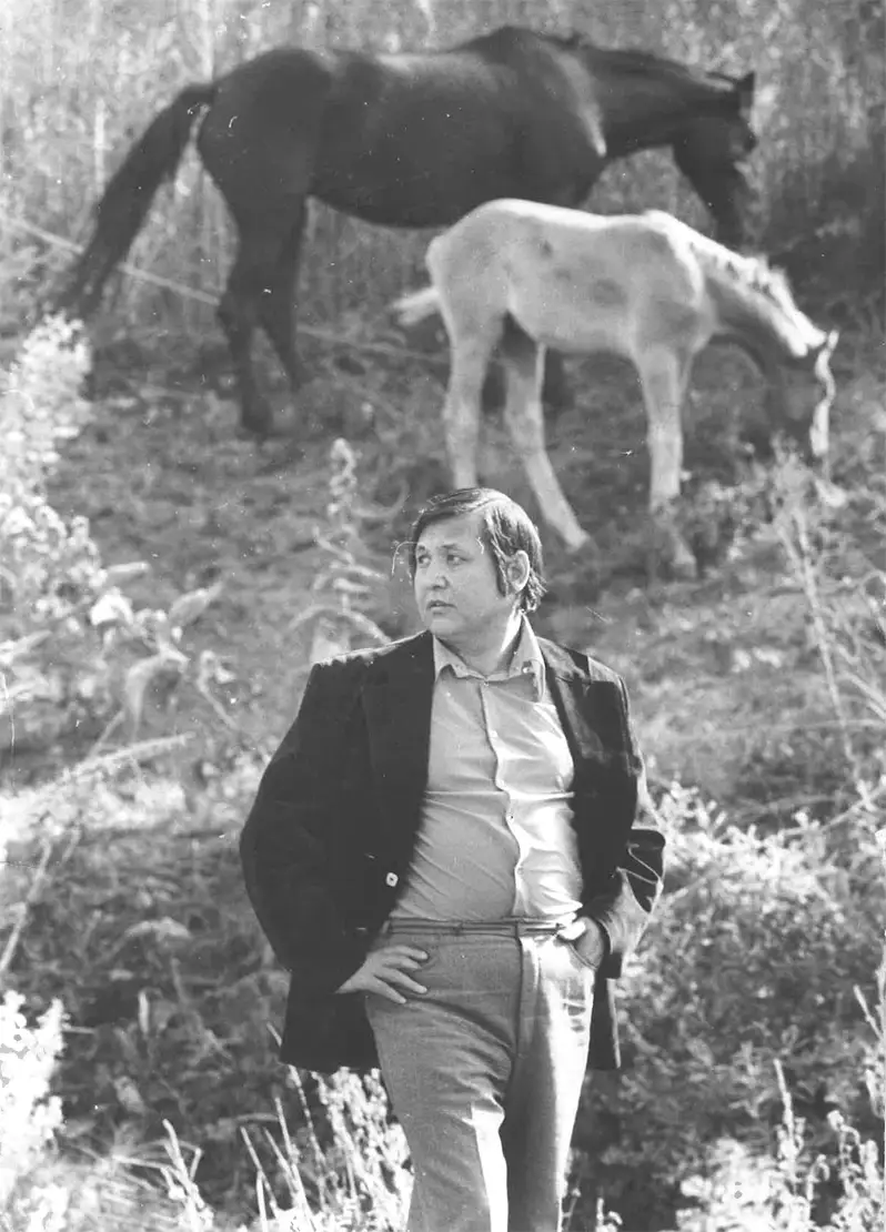 жазушы, журналист. Қазақстандағы спорт жұлдыздарының табыстарын насихаттауға еңбек сіңірді.