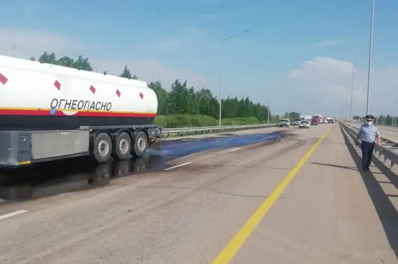 Три тонны ГСМ разлилось по проезжей части в Акмолинской области