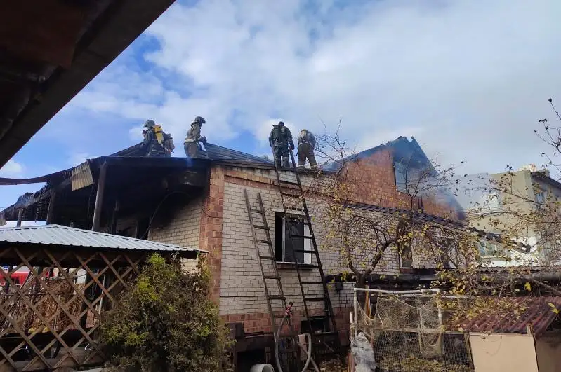 При тушении пожара в Павлодаре огнеборцы нашли тело женщины