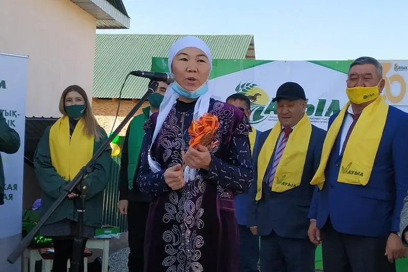 Almaty oblysynda «Aýyl» partııasynan saılanǵan depýtat 4 otbasyna baspana syılady