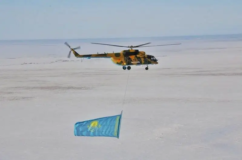 Государственный флаг  в небе над столицей пронесли военные летчики