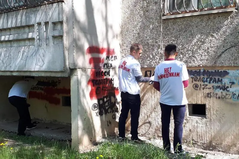 Более 70 надписей рекламы наркотиков закрасили волонтеры в Костанае