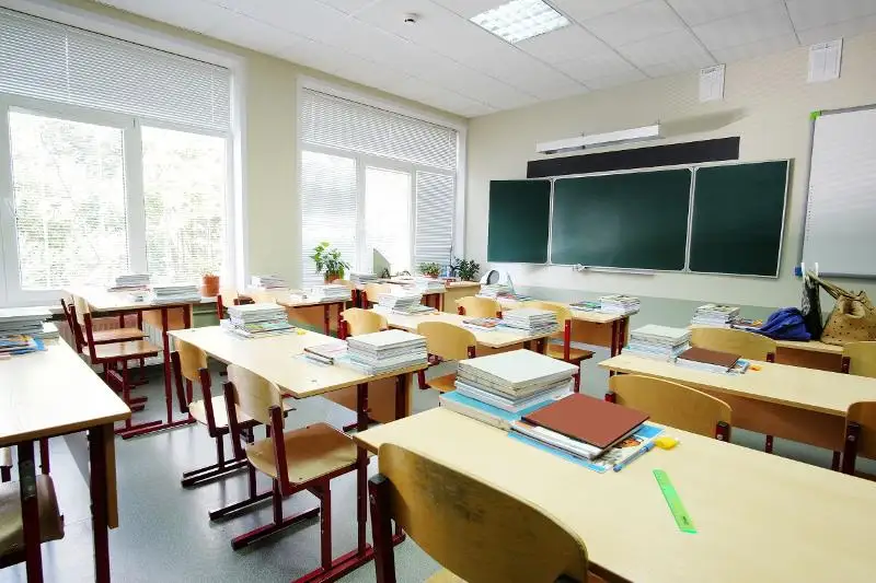 Bilim mınıstrliginiń ókilderi zorlyq-zombylyq týraly habarlaǵan ata-anamen, balamen kezdesti