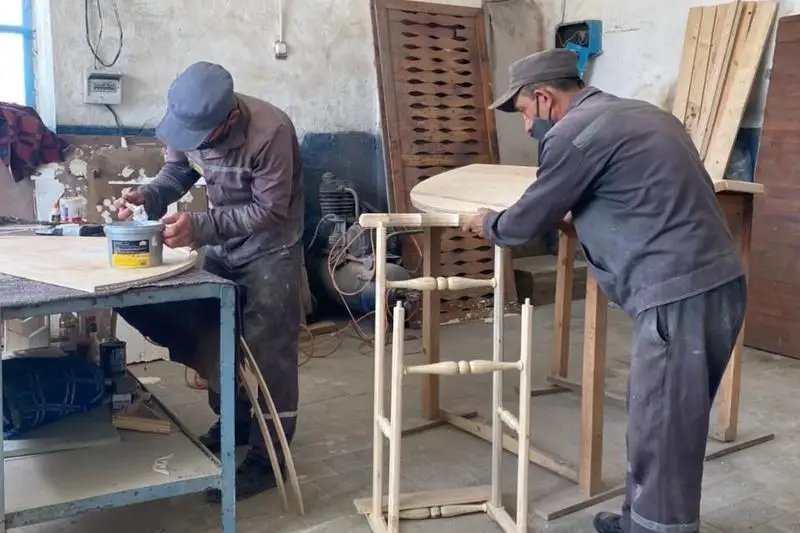 Aqmola oblysynda sottalǵandar aǵash pen temirden túrli buıymdar jasaýda