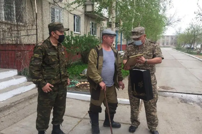 Otqa oranǵan páterden 2 balany qutqarǵan azamat marapattaldy
