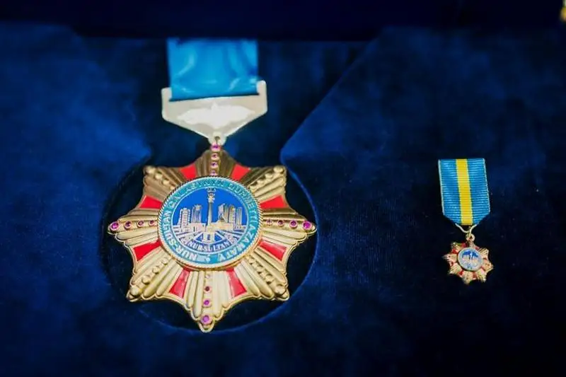 В Нур-Султане вместе с почетными грамотами будут вручать нагрудные знаки