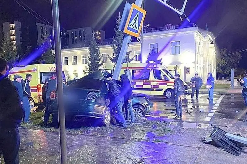 В Петропавловске автомобиль врезался в светофор, погиб пассажир