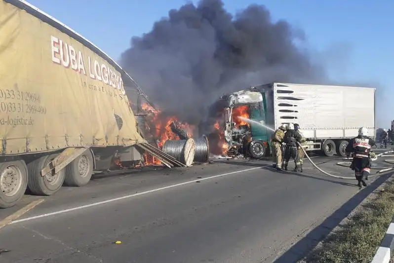 Две фуры и легковушка горели после столкновения в Павлодаре