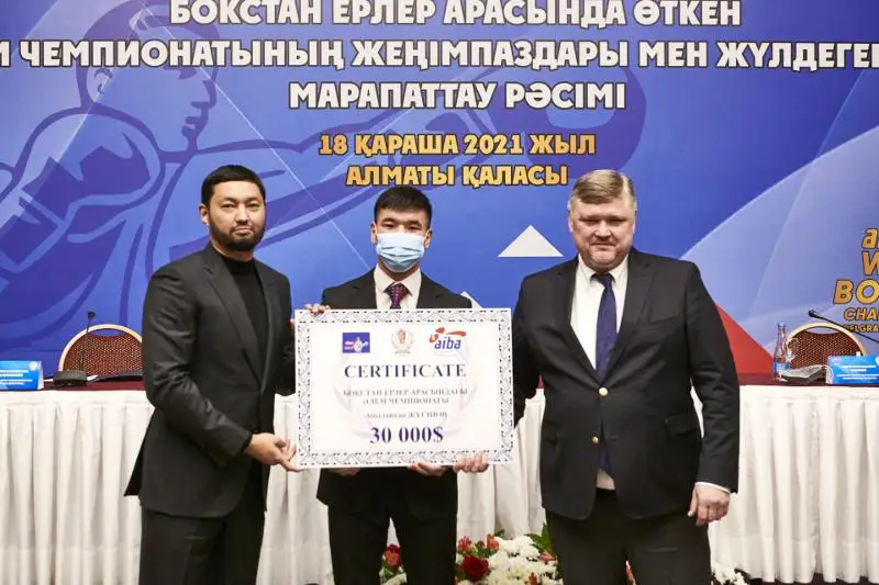 Победителей и призеров ЧМ по боксу наградили в Алматы