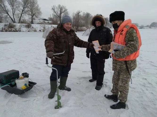 В ВКО в ходе профилактических мероприятий на льду предупреждено 8839 рыболовов
